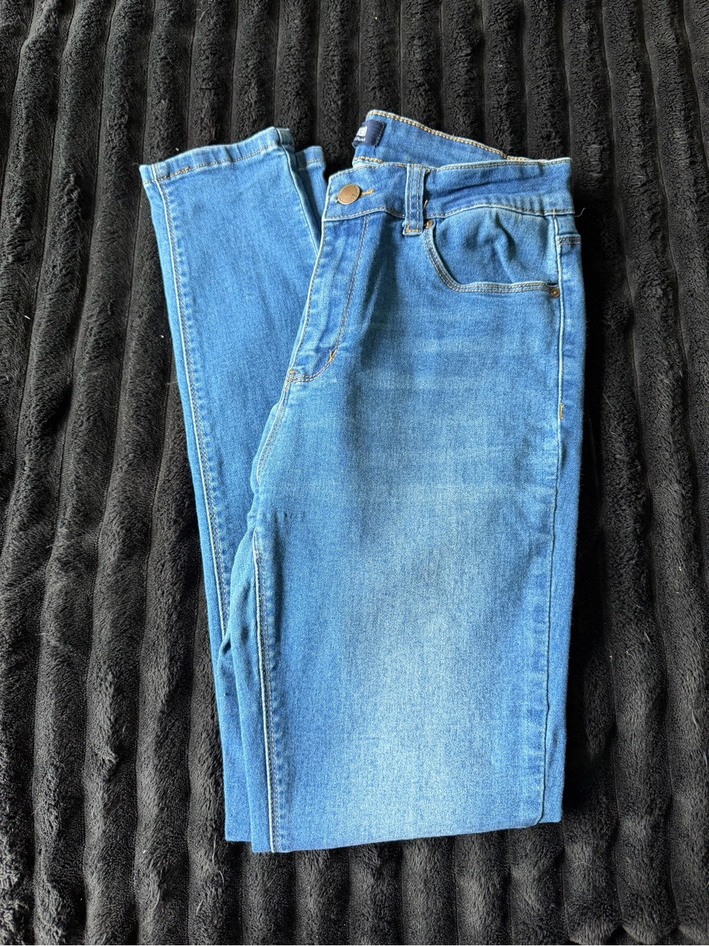 Women’s Medium wash skinny blue jeans with a flattering fit